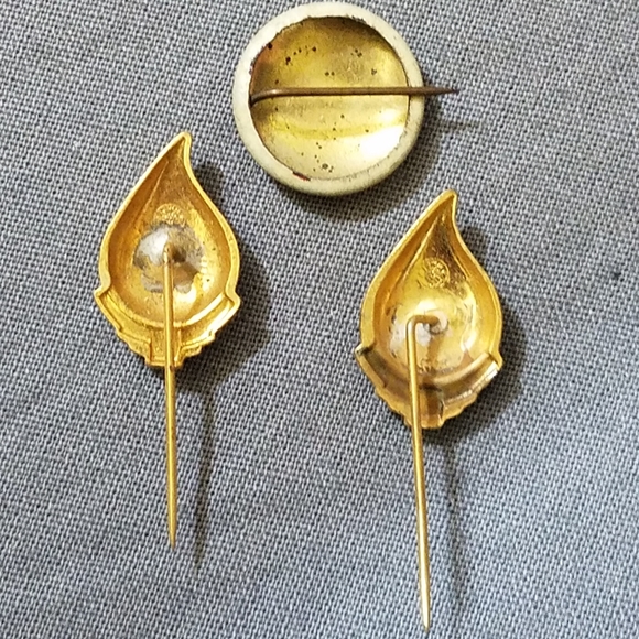 Vintage red cross donor pins lot of 3 - Picture 4 of 10